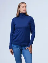 Polera de punto fino marca Nienty, color azul, con cuello alto volcado, manga larga y detalle de tajo en los puños.
