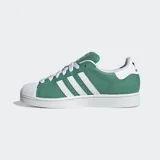 Championes Adidas Superstar II color verde con detalles en blanco, con exterior de cuero suave, las tres tiras laterales y la icónica puntera con relieve.