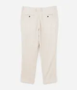 Conjunto de saco y pantalón color beige, confeccionado en lino y viscosa. El saco es de corte clásico con solapas y cierre de dos botones. El pantalón es de corte relajado con cintura con trabillas y bolsillos laterales.