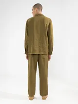 Chaqueta marrón de lino italiano, de corte relajado, con tres bolsillos frontales y cierre con botones.