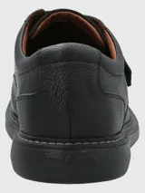 Zapato de cuero negro con ajuste de velcro y suela de goma EVA.