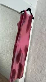 Vestido midi al cuerpo de microtul con estampado difuminado en tonos rosados.