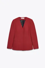 Blazer rojo de escote pico y manga larga. Bolsillos de vivo en delantero. Cierre frontal con botones a presión.