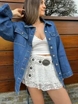 Campera denim azul con corte trench, bolsillos frontales y cierre con botones.