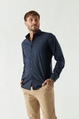 Camisa de vestir azul marino, de corte slim fit, manga larga y cuello clásico. Confeccionada en algodón y con logo bordado en el pecho.