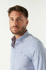 Camisa de hombre a rayas verticales azules y blancas, corte slim fit, con logo bordado en el pecho.