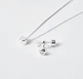 Conjunto de collar y caravanas en plata 925 con circonias. El collar tiene una cadena de 45cm y un dije de 5mm de diámetro.