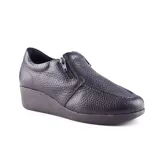 Zapato de cuero negro USAFLEX modelo Perawat, con taco corrido y cierre lateral con cremallera.