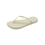 Ojotas Ipanema Classica Tan Fem, de color beige, con tiras finas y diseño clásico.