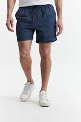 Short de baño azul marino con estampado abstracto, cintura elástica con cordón ajustable, dos bolsillos laterales y uno trasero.
