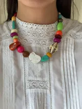 Collar corto con cuentas de cerámica, acrílico y piedras de diferentes colores y formas. Cierre con cadena de acero quirúrgico y gancho regulable.