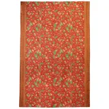 Pareo rectangular de tela fina color rosa con estampado de manchas difuminadas en tonos marrón, verde y amarillo. Tiene bordes con diseño geométrico y logo de la marca.