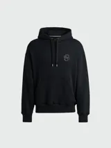 Sudadera negra con capucha y cordones ajustables, bolsillo tipo canguro y logo bordado en el pecho.