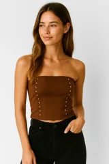 Top strapless marrón ajustado al cuerpo con tachas plateadas.