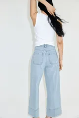 Jean celeste de denim de algodón con corte wide leg, tiro alto, largo cropped y bolsillos de parche traseros.