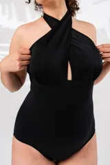 Malla entera negra con escote halter cruzado y espalda recta.