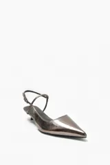 Zapato destalonado color peltre con punta fina, tira fina ajustable en el tobillo y taco kitten heel.