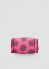 Neceser rectangular de poliéster color fucsia con estampado de soles en marrón. Cierre de cremallera y logo MNG en el lateral.
