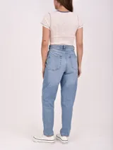 Pantalón jean de tiro alto color gris oscuro, corte recto y tobillos ajustados.