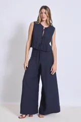 Pantalón ancho de tiro alto color rojo, con pliegues verticales en la parte superior y caída fluida.