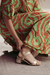 Sandalias de tacón bajo color beige con textura símil piel de serpiente. Tienen una tira delgada sobre los dedos y una pulsera con hebilla al tobillo.