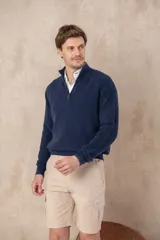 Sweater azul de algodón pigmentado con medio cierre y cuello alto.