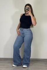 Pantalón de jean celeste de corte wide leg, con tiro alto y bolsillos delanteros y traseros.