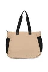 Bolso color beige con asas de cinta negra, bolsillos laterales de red negra y cierre superior con cremallera.