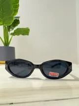 Lentes de sol negros con forma de ojo de gato y protección UV400.