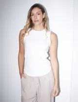 Musculosa blanca de modal elastizado con cuello a la base, marca Tahari.