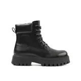Borcego negro de cuero sintético con caña media, base con plataforma y cordones con ojales metálicos. Interior sintético con efecto piel y cierre lateral.
