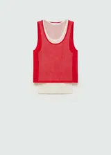 Musculosa roja de tejido de punto fino con cuello redondo y tirantes anchos.