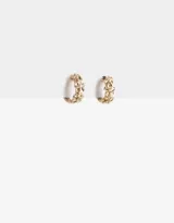 Aros tipo argolla dorados con apliques de flores y strass.