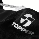 Remera negra de entrenamiento Topper, de corte clásico y manga corta, con logo estampado en el pecho.