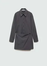 Minivestido gris con estampado de raya diplomática, diseño cruzado con cierre de botones en la parte delantera, manga larga con puños abotonados, cuello camisero y diseño entallado.