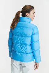 Campera acolchada color azul claro, con cierre frontal completo y diseño holgado.
