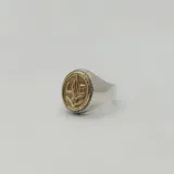 Anillo de plata 925 con aplique de oro 18k, con diseño alusivo a la profesión de enfermería.