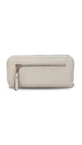 Billetera larga color beige de símil cuero, con cierre perimetral y bolsillo trasero con cierre.