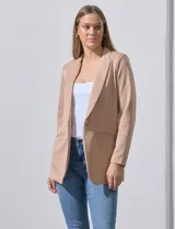 Blazer color beige, entallado, con cuello con solapa, abertura central con botón y bolsillos delanteros.