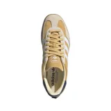 Championes Adidas Gazelle Indoor color beige con detalles en blanco y marrón.