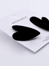 Par de aros tipo caravana con forma de corazón, color negro.