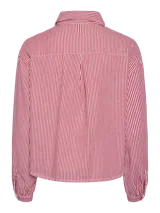 Camisa de denim a rayas verticales rojas y blancas, con cuello clásico, cierre frontal con botones plateados, mangas largas con puños abotonados, bolsillo de parche en el pecho y corte holgado.