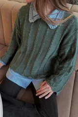 Sweater verde militar de tejido de punto con textura y brillo, de grosor intermedio y largo a la cadera.