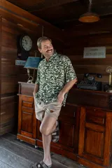 Camisa de manga corta con estampado abstracto en tonos verde y blanco, con botones de madera.