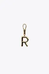 Dije dorado en forma de la letra A, con mosquetón para colgar en carteras o pulseras.