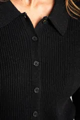 Cardigan negro de tejido de punto acanalado, con cuello polo, corte al cuerpo y cierre frontal con botones.