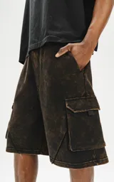 Bermuda estilo cargo color marrón óxido, con recortes, bolsillos laterales y bolsillos con tapa de calce oversize confeccionada en rústico 100% algodón con proceso de desgaste.