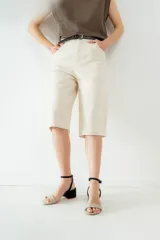 Cinturón delgado con estampado animal print y hebilla metálica dorada.