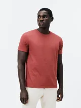 Camiseta básica de manga corta, cuello redondo y calce regular, color rojo jaspeado.