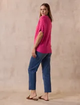 Buzo tejido acanalado color fucsia, marca Ninety, con mangas cortas japonesas y cuello redondo.